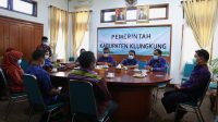 KEPALA Balai Pelatihan dan Pemberdayaan Masyarakat Desa, Daerah Tertinggal dan Transmigrasi Denpasar, Semuel Thanelab Sine; melakukan rapat bersama Bupati Suwirta di ruang rapat Bupati Klungkung, Selasa (2/3/2021). Foto: ist KEPALA Balai Pelatihan dan Pemberdayaan Masyarakat Desa, Daerah Tertinggal dan Transmigrasi Denpasar, Semuel Thanelab Sine; melakukan rapat bersama Bupati Suwirta di ruang rapat Bupati Klungkung, Selasa (2/3/2021). Foto: ist