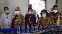 KEPALA BPOM RI, Penny K Lukito, saat mengunjungi pabrik AMDK Gianyar. Foto: ist KEPALA BPOM RI, Penny K Lukito, saat mengunjungi pabrik AMDK Gianyar. Foto: ist