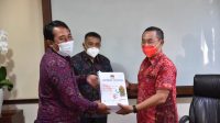 KPU Karangasem menyerahkan laporan tahapan penyelenggaraan Pilkada Karangasem 2020 kepada Pemkab dan DPRD Karangasem, Selasa (23/3/2021). Foto: ist KPU Karangasem menyerahkan laporan tahapan penyelenggaraan Pilkada Karangasem 2020 kepada Pemkab dan DPRD Karangasem, Selasa (23/3/2021). Foto: ist
