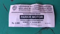 Karcis parkir yang dikenakan kepada pengendara roda dua di kawasan Pantai Sekeh