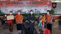 Ketua TP PKK Provinsi Bali menyerahkan bantuan di Balai Budaya Ida Dewa Agung Istri Kany