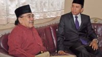 LALU Serinata (kiri) saat berdiskusi dengan mantan Gubernur, TGH Muhammad Zainul Majdi alias TGB, beberapa waktu lalu. Foto: rul LALU Serinata (kiri) saat berdiskusi dengan mantan Gubernur, TGH Muhammad Zainul Majdi alias TGB, beberapa waktu lalu. Foto: rul