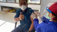 KETUA KPU Bali, I Dewa Agung Gede Lidartawan, saat menerima vaksinasi Covid-19. Foto: hen KETUA KPU Bali, I Dewa Agung Gede Lidartawan, saat menerima vaksinasi Covid-19. Foto: hen