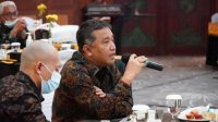 LIDARTAWAN (pegang mik) bersama Semara Cipta saat acara sosialisasi penanganan benturan kepentingan bagi penyelenggara negara di lingkungan KPU Badung, Selasa (16/3/2021). Dia mengajak semua lembaga penyelenggara pemilu satu pemahaman atas regulasi untuk mencegah konflik kepentingan. Foto: ist LIDARTAWAN (pegang mik) bersama Semara Cipta saat acara sosialisasi penanganan benturan kepentingan bagi penyelenggara negara di lingkungan KPU Badung, Selasa (16/3/2021). Dia mengajak semua lembaga penyelenggara pemilu satu pemahaman atas regulasi untuk mencegah konflik kepentingan. Foto: ist