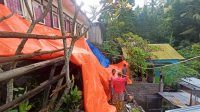 TEBING yang longsor di belakang gedung SDN 6 Tamblang yang menimpa areal rumah milik warga dan kini telah ditutupi terpal. Foto: rik TEBING yang longsor di belakang gedung SDN 6 Tamblang yang menimpa areal rumah milik warga dan kini telah ditutupi terpal. Foto: rik