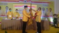WAKIL Sekjen DPP Partai Golkar yang juga pimpinan pleno Musda X dari perwakilan DPP Golkar, Hermanus Bele Hayong, menyerahkan bendera Partai Golkar kepada Mohan Roliskana yang disahkan sebagai Ketua Golkar NTB, Rabu (3/3/2021). Foto: rul WAKIL Sekjen DPP Partai Golkar yang juga pimpinan pleno Musda X dari perwakilan DPP Golkar, Hermanus Bele Hayong, menyerahkan bendera Partai Golkar kepada Mohan Roliskana yang disahkan sebagai Ketua Golkar NTB, Rabu (3/3/2021). Foto: rul