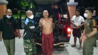 PETUGAS mengamankan IB Putra yang mengamuk membawa blakas . Foto: ist PETUGAS mengamankan IB Putra yang mengamuk membawa blakas . Foto: ist