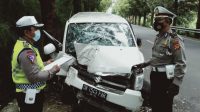 POLISI melakukan olah TKP mobil Suzuki APV yang menabrak pohon perindang. Foto: ist POLISI melakukan olah TKP mobil Suzuki APV yang menabrak pohon perindang. Foto: ist