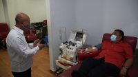 ANGGOTA DPR RI, I Nyoman Parta, saat donor plasma konvalesen. Foto: ist ANGGOTA DPR RI, I Nyoman Parta, saat donor plasma konvalesen. Foto: ist