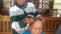 KETUA DPC Partai Demokrat Kota Mataram, Ahmad Zaini, saat menggunduli kepalanya sebagai bentuk nazar dan mendukung ketegasan AHY memecat kader tidak loyal, Minggu (7/3/2021). Foto: rul KETUA DPC Partai Demokrat Kota Mataram, Ahmad Zaini, saat menggunduli kepalanya sebagai bentuk nazar dan mendukung ketegasan AHY memecat kader tidak loyal, Minggu (7/3/2021). Foto: rul