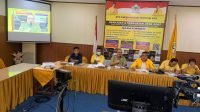 SUGAWA Korry menjelaskan sikap Partai Golkar dalam memperjuangkan revisi UU Nomor 33/2004 tentang Perimbangan Keuangan Pusat dan Daerah untuk memberi keadilan bagi Bali, Senin (22/3/2021) di DPD Partai Golkar Bali. Foto: hen SUGAWA Korry menjelaskan sikap Partai Golkar dalam memperjuangkan revisi UU Nomor 33/2004 tentang Perimbangan Keuangan Pusat dan Daerah untuk memberi keadilan bagi Bali, Senin (22/3/2021) di DPD Partai Golkar Bali. Foto: hen