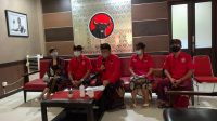 KETUT Ramia menjelaskan agenda lomba yang diselenggarakan memperingati HUT ke-48 PDIP, Kamis (18/3/2021). Lomba barista kopi bali dan kreasi minuman arak bali menjadi dua hal yang ditujukan untuk memberi manfaat maksimal terhadap potensi lokal Bali. Foto: ist KETUT Ramia menjelaskan agenda lomba yang diselenggarakan memperingati HUT ke-48 PDIP, Kamis (18/3/2021). Lomba barista kopi bali dan kreasi minuman arak bali menjadi dua hal yang ditujukan untuk memberi manfaat maksimal terhadap potensi lokal Bali. Foto: ist