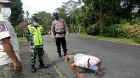 TIM Satgas Penanganan Covid-19 Kabupaten Bangli memberikan sanksi push up guna memberi efek jera kepada pelanggar prokes. Foto: ist TIM Satgas Penanganan Covid-19 Kabupaten Bangli memberikan sanksi push up guna memberi efek jera kepada pelanggar prokes. Foto: ist