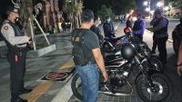 POLSEK Gianyar melakukan razia kendaraan yang menggunakan knalpot tidak sesuai standar pabrikan atau dimodifikasi. Foto: ist POLSEK Gianyar melakukan razia kendaraan yang menggunakan knalpot tidak sesuai standar pabrikan atau dimodifikasi. Foto: ist