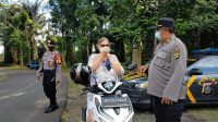 MENJADIKAN Ubud sebagai wilayah yang bebas dari penyebaran virus Covid-19, Polsek Ubud menggencarkan Operasi Yustisi Protokol Kesehatan (Prokes). Foto: adi MENJADIKAN Ubud sebagai wilayah yang bebas dari penyebaran virus Covid-19, Polsek Ubud menggencarkan Operasi Yustisi Protokol Kesehatan (Prokes). Foto: adi