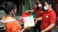 Pemberian bantuan kepada balita pengidap gizi buruk