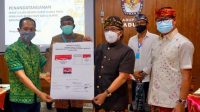 SEMARA Cipta (kiri) saat penandatanganan persetujuan desain surat suara Pilkada Badung 2020 bersama pasangan Giriasa. Foto: ist SEMARA Cipta (kiri) saat penandatanganan persetujuan desain surat suara Pilkada Badung 2020 bersama pasangan Giriasa. Foto: ist