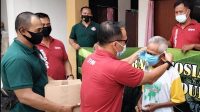 KASDIM 1619/Tabanan, Mayor Infanteri Dewa Putu Oka bersama personel TNI yang tergabung dalam Komunitas Abituren Secaba PK Angkatan Tahun 1995-1996, atau yang disebut dengan Senapati Bali, melaksanakan kegiatan sosial berupa bagi-bagi paket sembako, Jumat (12/3/2021). Foto: ist KASDIM 1619/Tabanan, Mayor Infanteri Dewa Putu Oka bersama personel TNI yang tergabung dalam Komunitas Abituren Secaba PK Angkatan Tahun 1995-1996, atau yang disebut dengan Senapati Bali, melaksanakan kegiatan sosial berupa bagi-bagi paket sembako, Jumat (12/3/2021). Foto: ist