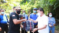 BUPATI Suwirta memberi seragam baru kepada Tagana Klungkung, Sabtu (27/3/2021). Foto: ist BUPATI Suwirta memberi seragam baru kepada Tagana Klungkung, Sabtu (27/3/2021). Foto: ist