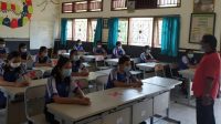 SISWA SMPN 1 Gianyar mengikuti pembelajaran tatap muka. Foto: adi SISWA SMPN 1 Gianyar mengikuti pembelajaran tatap muka. Foto: adi
