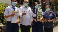 KEPALA SMPN 8 Denpasar, I Wayan Murah, foto bersama siswa peraih juara I lomba macepat didampingi guru pembina. Foto: ist KEPALA SMPN 8 Denpasar, I Wayan Murah, foto bersama siswa peraih juara I lomba macepat didampingi guru pembina. Foto: ist