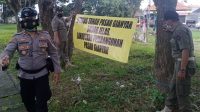 SATPOL PP dan polisi membuka spanduk bernada provokasi terkait status lahan Pasar Umum Gianyar. Foto: ist SATPOL PP dan polisi membuka spanduk bernada provokasi terkait status lahan Pasar Umum Gianyar. Foto: ist