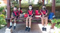 SISWA SDN 1 Gianyar saat masuk sekolah, Selasa (23/3/2021). Foto: adi SISWA SDN 1 Gianyar saat masuk sekolah, Selasa (23/3/2021). Foto: adi