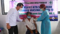 BUPATI Suwirta meninjau vaksinasi Covid-19 tahap I untuk para lansia di kantor Perbekel Desa Bunga Mekar, Kecamatan Nusa Penida, Senin (22/3/2021). Foto: ist BUPATI Suwirta meninjau vaksinasi Covid-19 tahap I untuk para lansia di kantor Perbekel Desa Bunga Mekar, Kecamatan Nusa Penida, Senin (22/3/2021). Foto: ist