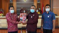 PENYERAHAN memori serah-terima jabatan Bupati dan Wakil Bupati masa jabatan 2016-2021 oleh Plh. Bupati Jembrana, I Nengah Ledang, kepada Nengah Tamba dan I Gede Ngurah Patriana Krisna (Ipat). Foto: ist PENYERAHAN memori serah-terima jabatan Bupati dan Wakil Bupati masa jabatan 2016-2021 oleh Plh. Bupati Jembrana, I Nengah Ledang, kepada Nengah Tamba dan I Gede Ngurah Patriana Krisna (Ipat). Foto: ist