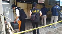 TIM Labfor Polda Bali melakukan olah TKP di lokasi penemuan mayat di wilayah Kelurahan Penarukan, Buleleng. Foto: rik TIM Labfor Polda Bali melakukan olah TKP di lokasi penemuan mayat di wilayah Kelurahan Penarukan, Buleleng. Foto: rik