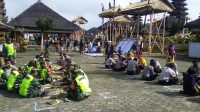 JAJARAN Kodim 1626/Bangli dan Polres Bangli, yang membaur bersama masyarakat ngayah Menjelang pelaksanaan Karya Ngusaba Purnama Kedasa di Pura Ulundanu Batur, Kintamani, Bangli, Selasa (23/3/2021). Foto: ist JAJARAN Kodim 1626/Bangli dan Polres Bangli, yang membaur bersama masyarakat ngayah Menjelang pelaksanaan Karya Ngusaba Purnama Kedasa di Pura Ulundanu Batur, Kintamani, Bangli, Selasa (23/3/2021). Foto: ist