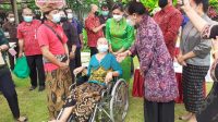 TP PKK Provinsi Bali bersama IBI Bali dan TP PKK Gianyar memberi berbagai bantuan kepada balita kurang Gizi, ibu hamil yang mengalami kekurangan energi kronik (KEK) dan lansia. Foto: adi TP PKK Provinsi Bali bersama IBI Bali dan TP PKK Gianyar memberi berbagai bantuan kepada balita kurang Gizi, ibu hamil yang mengalami kekurangan energi kronik (KEK) dan lansia. Foto: adi