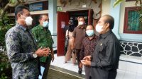 KETUA Komisi IV DPRD Kota Denpasar, Wayan Duaja, dan Plt Kepala Dinas Pendidikan, Kepemudaan dan Olahraga (Disdikpora) Kota Denpasar AA Made Wijaya Asmara, di sela-sela kunjungan kerja terkait protokol kesehatan kesiapan PTM di SMPN 3 Denpasar, Jumat (26/3/2021). Foto: tra KETUA Komisi IV DPRD Kota Denpasar, Wayan Duaja, dan Plt Kepala Dinas Pendidikan, Kepemudaan dan Olahraga (Disdikpora) Kota Denpasar AA Made Wijaya Asmara, di sela-sela kunjungan kerja terkait protokol kesehatan kesiapan PTM di SMPN 3 Denpasar, Jumat (26/3/2021). Foto: tra