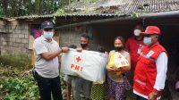 WABUP Kasta menyerahkan bantuan terpal dan paket sembako kepada keluarga I Gusti Nyoman Alit di Jalan Kresna, Lingkungan Pande, Kelurahan Semarapura Klod Kangin, Jumat (5/3/2021). Foto: ist WABUP Kasta menyerahkan bantuan terpal dan paket sembako kepada keluarga I Gusti Nyoman Alit di Jalan Kresna, Lingkungan Pande, Kelurahan Semarapura Klod Kangin, Jumat (5/3/2021). Foto: ist