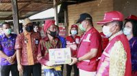 WABUP Kasta bersama PMI Cabang Klungkung menyerahkan bantuan paket sembako di Kecamatan Dawan, Selasa (2/3/2021). Foto: ist WABUP Kasta bersama PMI Cabang Klungkung menyerahkan bantuan paket sembako di Kecamatan Dawan, Selasa (2/3/2021). Foto: ist
