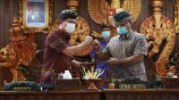 WAKIL Ketua DPRD Klungkung, Wayan Baru, menerima laporan LKPJ Bupati Klungkung dalam Rapat Paripurna Istimewa, Selasa (23/3/2021). Foto: ist WAKIL Ketua DPRD Klungkung, Wayan Baru, menerima laporan LKPJ Bupati Klungkung dalam Rapat Paripurna Istimewa, Selasa (23/3/2021). Foto: ist