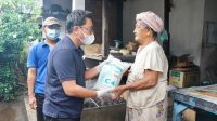 WAKIL Wali Kota Denpasar, Arya Wibawa, saat menyerahkan sembako kepada penyandang lansia di Kelurahan Ubung, Jumat (5/3/2021). Foto: ist WAKIL Wali Kota Denpasar, Arya Wibawa, saat menyerahkan sembako kepada penyandang lansia di Kelurahan Ubung, Jumat (5/3/2021). Foto: ist