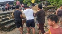 WARGA saat mengevakuasi jasad Made Sudena (46) warga Banjar Mumbul, yang ditemukan tewas terapung di kawasan Teluk Benoa Lingkungan Mumbul (loloan Mumbul), Selasa (9/3/2021). Foto: ist WARGA saat mengevakuasi jasad Made Sudena (46) warga Banjar Mumbul, yang ditemukan tewas terapung di kawasan Teluk Benoa Lingkungan Mumbul (loloan Mumbul), Selasa (9/3/2021). Foto: ist