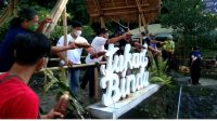 PENUANGAN cairan Eco Enzyme di Tukad Bindu, Selasa (2/3/2021). Foto: ist PENUANGAN cairan Eco Enzyme di Tukad Bindu, Selasa (2/3/2021). Foto: ist