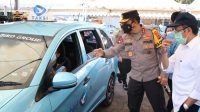 KAPOLDA Bali Irjen Pol Putu Jayan Danu Putra, meninjau pelaksanaan vaksinasi Covid-19 metode drive thru, yang diikuti driver taksi di area parkir GOR Ngurah Rai, Denpasar, Sabtu (27/3/2021). Foto: ist KAPOLDA Bali Irjen Pol Putu Jayan Danu Putra, meninjau pelaksanaan vaksinasi Covid-19 metode drive thru, yang diikuti driver taksi di area parkir GOR Ngurah Rai, Denpasar, Sabtu (27/3/2021). Foto: ist
