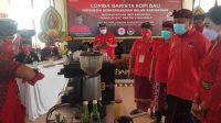 KETUA DPC PDI Perjuangan Gianyar, I Made Mahayastra, menyaksikan salah satu peserta lomba barista kopi Bali menunjukan aksinya. Foto: adi KETUA DPC PDI Perjuangan Gianyar, I Made Mahayastra, menyaksikan salah satu peserta lomba barista kopi Bali menunjukan aksinya. Foto: adi