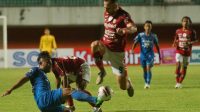 pesepak-bola-bali-united-spasojevix-ketiga-kiri-berebut-bola_210324230509-134