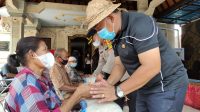 BUPATI Tamba saat menyerahkan bantuan sembako kepada lansia, Jumat (12/3/2021). Foto: ist BUPATI Tamba saat menyerahkan bantuan sembako kepada lansia, Jumat (12/3/2021). Foto: ist