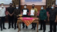 KEPALA BNN Kota Denpasar, Sang Gede Sukawiyasa; bersama Kepala SMP Dwijendra Denpasar, I Ketut Budayasa, usai penandatangan nota kesepahaman terkait pencegahan dan pemberantasan penyalahgunaan dan peredaran gelap narkotika dan prekursor narkotika, Selasa (6/4/2021). Foto: ist KEPALA BNN Kota Denpasar, Sang Gede Sukawiyasa; bersama Kepala SMP Dwijendra Denpasar, I Ketut Budayasa, usai penandatangan nota kesepahaman terkait pencegahan dan pemberantasan penyalahgunaan dan peredaran gelap narkotika dan prekursor narkotika, Selasa (6/4/2021). Foto: ist