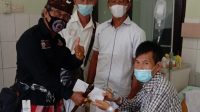 JAGABAYA Dulang Mangap membantu Merjuna Sinamo asal Sumatra Utara yang tengah dirawat di RSUD Buleleng dalam keadaan tanpa sanak saudara sama sekali. Foto: ist JAGABAYA Dulang Mangap membantu Merjuna Sinamo asal Sumatra Utara yang tengah dirawat di RSUD Buleleng dalam keadaan tanpa sanak saudara sama sekali. Foto: ist