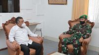 LIDARTAWAN bersama Pangdam IX/Udayana, Mayjen TNI Maruli Simanjuntak, yang audiensi ke KPU Bali menjelang Pilkada 2020 lalu. Foto: hen LIDARTAWAN bersama Pangdam IX/Udayana, Mayjen TNI Maruli Simanjuntak, yang audiensi ke KPU Bali menjelang Pilkada 2020 lalu. Foto: hen