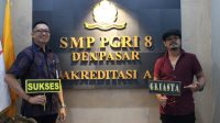 KEPALA SMP PGRI 8 Denpasar, I Ketut Gede Adi Trisna Sugara, bersama Jun Bintang di sela-sela peluncuran Griasta Perpustakaan Daring. Foto: ist KEPALA SMP PGRI 8 Denpasar, I Ketut Gede Adi Trisna Sugara, bersama Jun Bintang di sela-sela peluncuran Griasta Perpustakaan Daring. Foto: ist