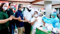 WAKIL Gubernur Bali, Cok Ace; bersama Dirut BPD Bali Nyoman Sudharma; dan Kepala KpwBI Provinsi Bali, Trisno Nugroho; bersama sejumlah Direksi dan Komisaris Bank BPD Bali, saat meninjau proses vaksinasi di Bank BPD Bali. Foto: ist WAKIL Gubernur Bali, Cok Ace; bersama Dirut BPD Bali Nyoman Sudharma; dan Kepala KpwBI Provinsi Bali, Trisno Nugroho; bersama sejumlah Direksi dan Komisaris Bank BPD Bali, saat meninjau proses vaksinasi di Bank BPD Bali. Foto: ist