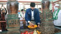 KETUA Umum Partai Demokrat, Agus Harimurti Yudhoyono (AHY), menabur bunga di pusaran makam TGH Saleh Hambali, Kamis (29/4/2021). Foto: rul KETUA Umum Partai Demokrat, Agus Harimurti Yudhoyono (AHY), menabur bunga di pusaran makam TGH Saleh Hambali, Kamis (29/4/2021). Foto: rul