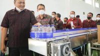BUPATI Gianyar mengajak kepala desa/lurah dan kepala Badan Usaha Milik Desa di Gianyar mengunjungi pabrik air minum dalam kemasan (AMDK) di Banjar/Desa Bukian, Kecamatan Payangan. Foto: adi BUPATI Gianyar mengajak kepala desa/lurah dan kepala Badan Usaha Milik Desa di Gianyar mengunjungi pabrik air minum dalam kemasan (AMDK) di Banjar/Desa Bukian, Kecamatan Payangan. Foto: adi